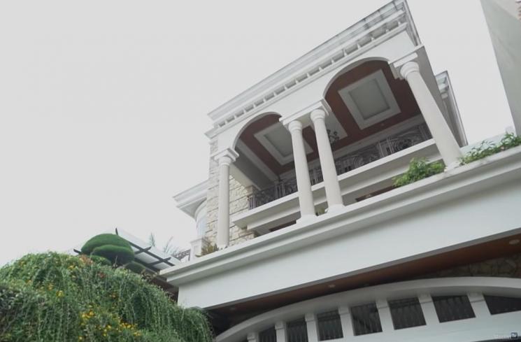 Mantan penjual gorengan ini kini jadi artis sukses punya rumah Rp 15M, intip 11 potret hunian mewahnya