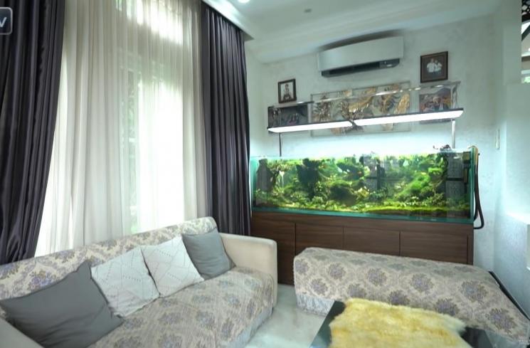 Mantan penjual gorengan ini kini jadi artis sukses punya rumah Rp 15M, intip 11 potret hunian mewahnya