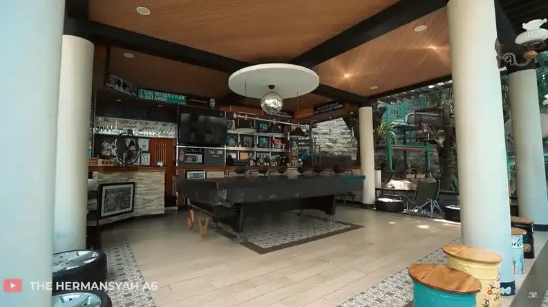 Mantan penjual gorengan ini kini jadi artis sukses punya rumah Rp 15M, intip 11 potret hunian mewahnya