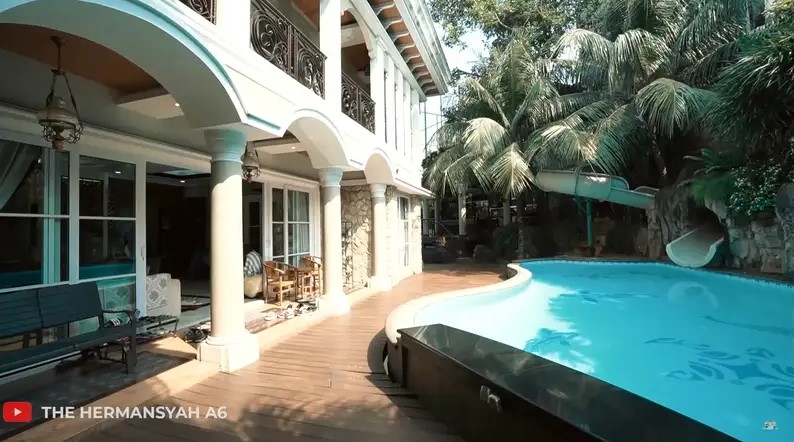 Mantan penjual gorengan ini kini jadi artis sukses punya rumah Rp 15M, intip 11 potret hunian mewahnya