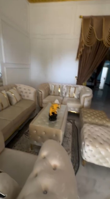 9 Potret rumah Putri Isnari usai dipersunting anak bos tambang, interiornya penuh aksen emas