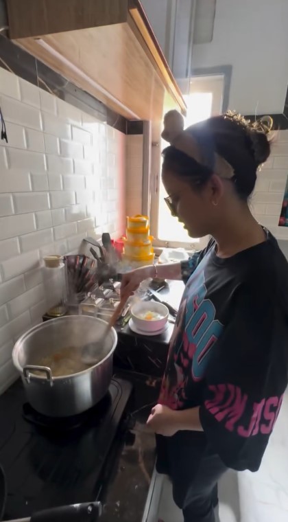 9 Potret rumah Putri Isnari usai dipersunting anak bos tambang, interiornya penuh aksen emas