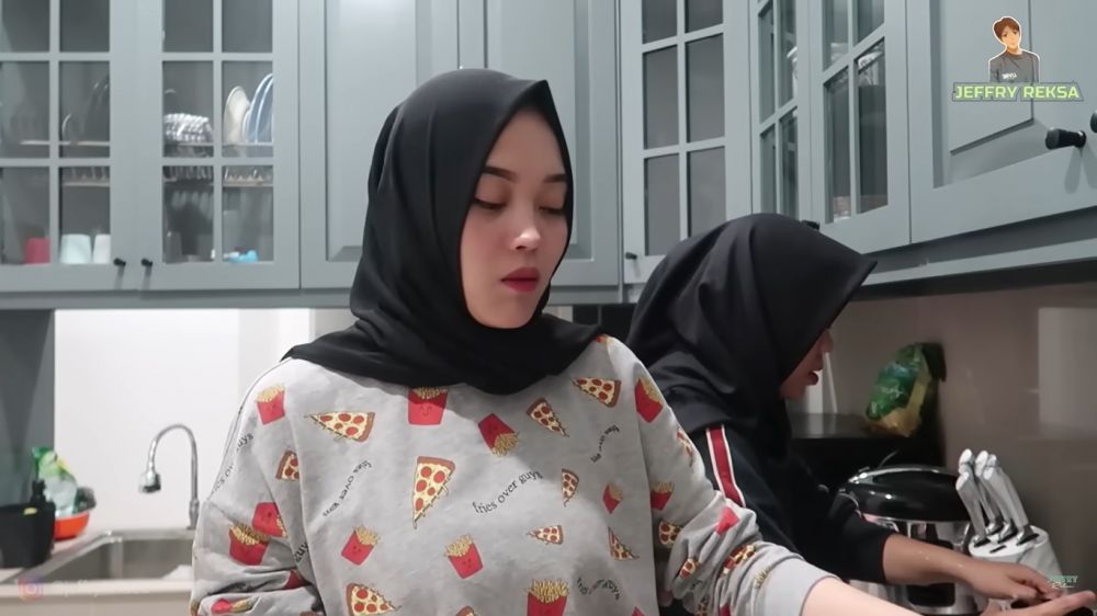 Punya kitchen set simpel tapi elegan, ini 9 potret dapur di rumah Putri Delina anak Sule, serba tosca