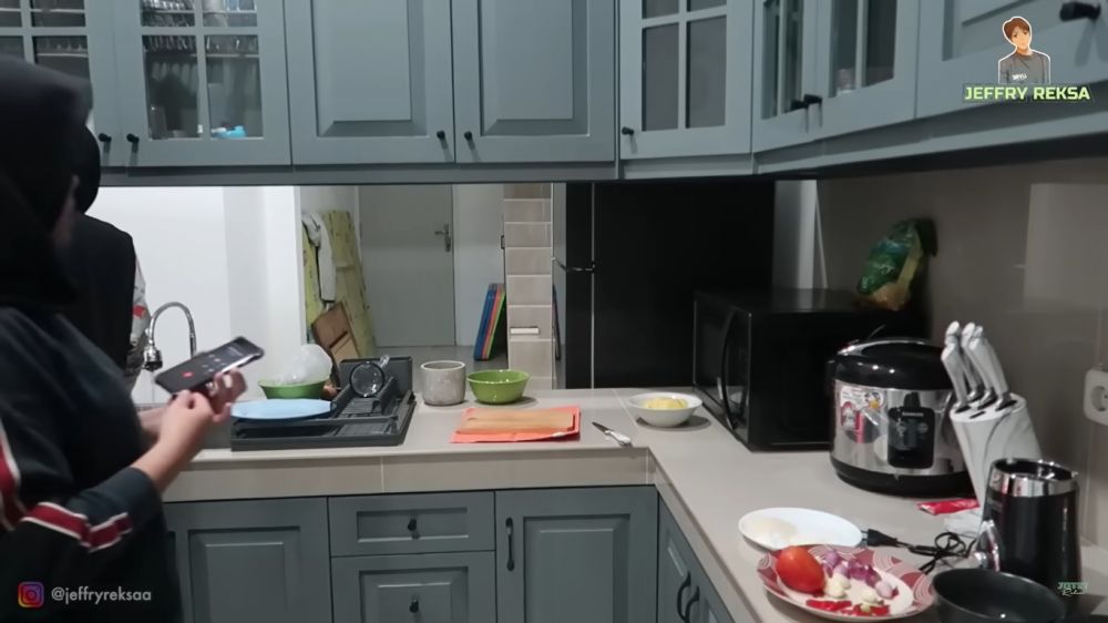 Punya kitchen set simpel tapi elegan, ini 9 potret dapur di rumah Putri Delina anak Sule, serba tosca