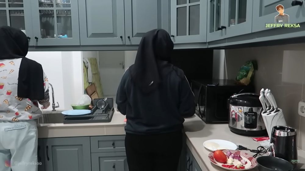 Punya kitchen set simpel tapi elegan, ini 9 potret dapur di rumah Putri Delina anak Sule, serba tosca