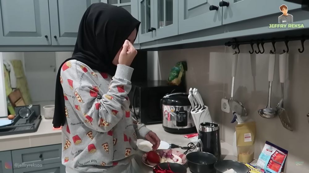 Punya kitchen set simpel tapi elegan, ini 9 potret dapur di rumah Putri Delina anak Sule, serba tosca