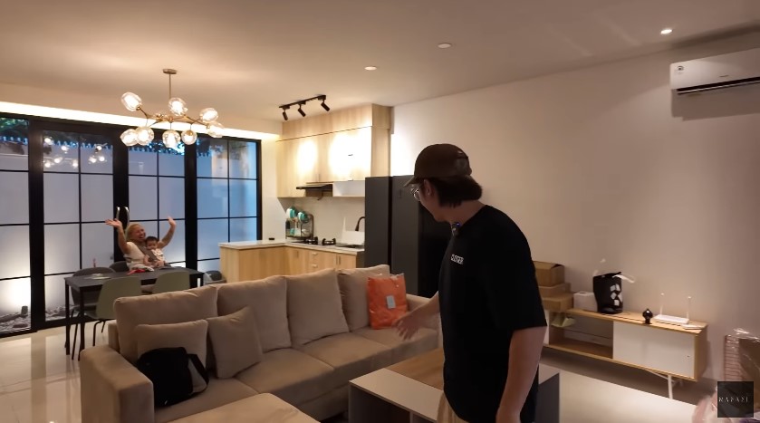 Penyanyi ini kini jualan seblak sukses beli rumah second 3 lantai, 9 potret dapur minimalis Rafael Tan
