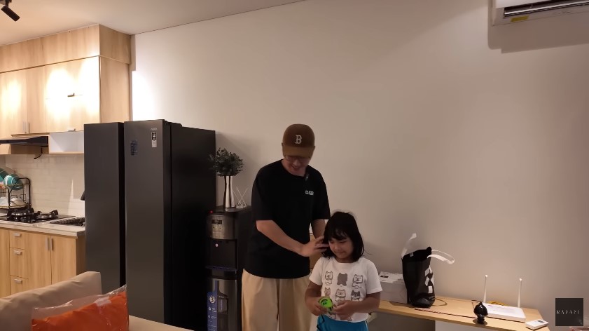 Penyanyi ini kini jualan seblak sukses beli rumah second 3 lantai, 9 potret dapur minimalis Rafael Tan