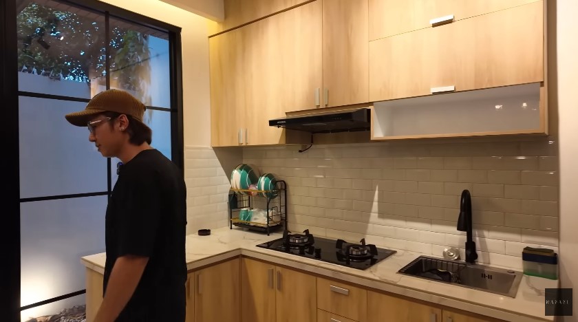 Penyanyi ini kini jualan seblak sukses beli rumah second 3 lantai, 9 potret dapur minimalis Rafael Tan