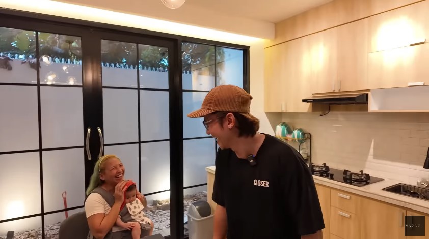 Penyanyi ini kini jualan seblak sukses beli rumah second 3 lantai, 9 potret dapur minimalis Rafael Tan