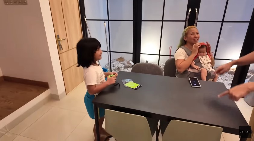 Penyanyi ini kini jualan seblak sukses beli rumah second 3 lantai, 9 potret dapur minimalis Rafael Tan