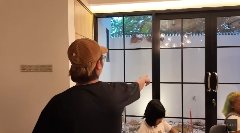 Penyanyi ini kini jualan seblak sukses beli rumah second 3 lantai, 9 potret dapur minimalis Rafael Tan