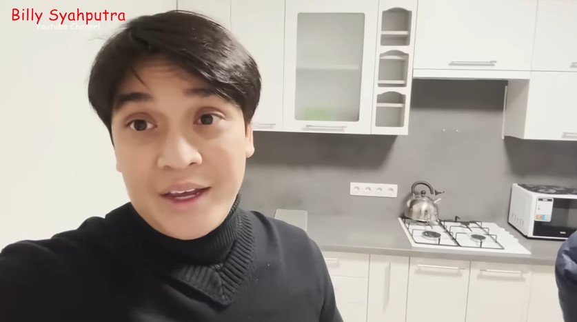 Billy Syahputra tak gengsi masak di rumah pacar bule di Belarus, 9 potret dapurnya mungil tapi compact