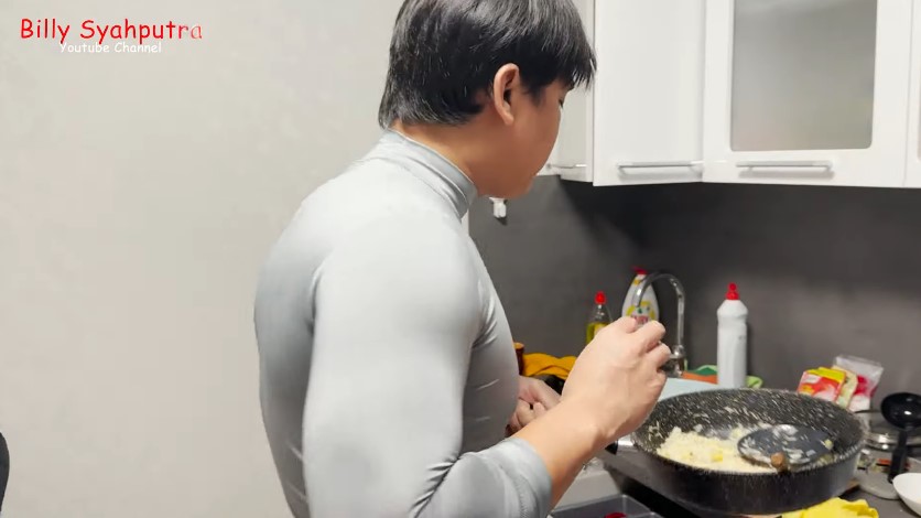 Billy Syahputra tak gengsi masak di rumah pacar bule di Belarus, 9 potret dapurnya mungil tapi compact