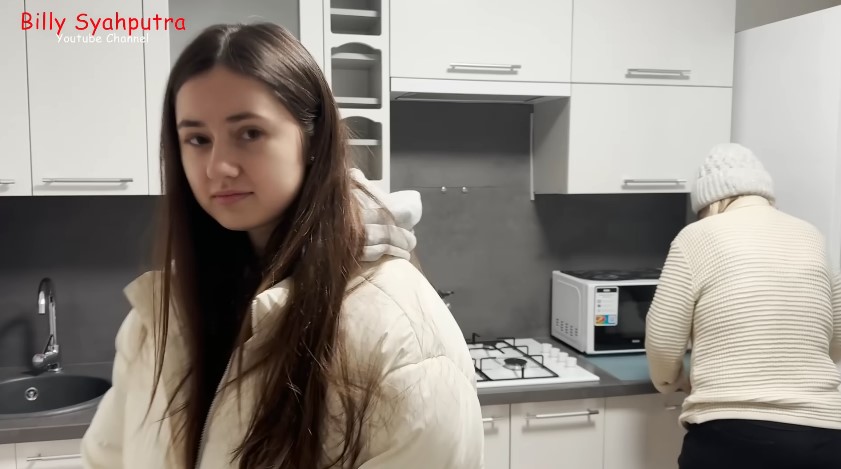 Billy Syahputra tak gengsi masak di rumah pacar bule di Belarus, 9 potret dapurnya mungil tapi compact