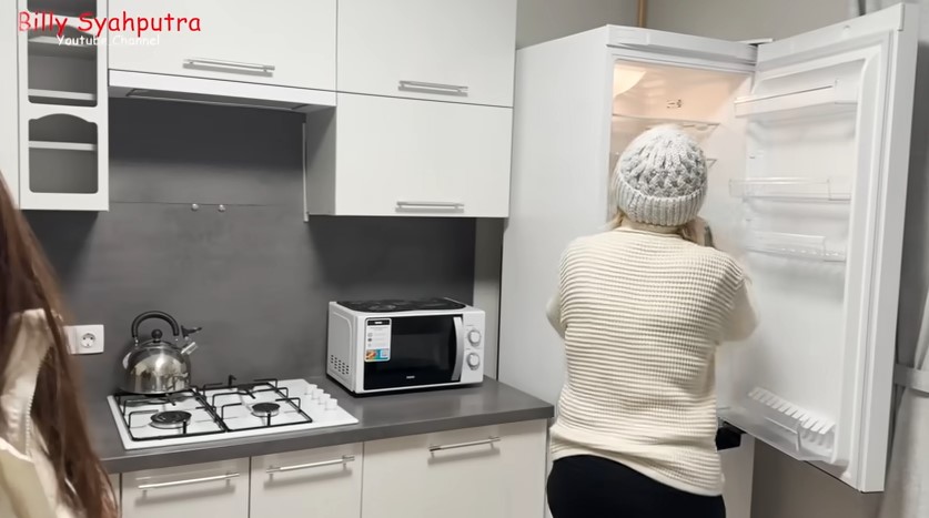 Billy Syahputra tak gengsi masak di rumah pacar bule di Belarus, 9 potret dapurnya mungil tapi compact