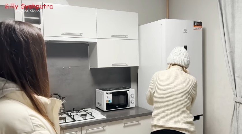 Billy Syahputra tak gengsi masak di rumah pacar bule di Belarus, 9 potret dapurnya mungil tapi compact