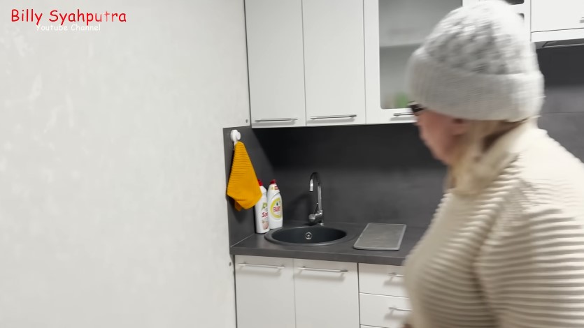 Billy Syahputra tak gengsi masak di rumah pacar bule di Belarus, 9 potret dapurnya mungil tapi compact