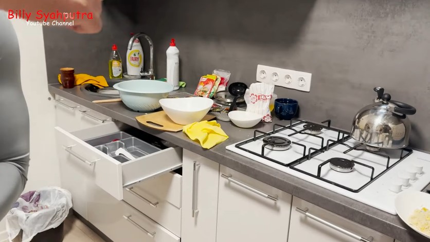 Billy Syahputra tak gengsi masak di rumah pacar bule di Belarus, 9 potret dapurnya mungil tapi compact