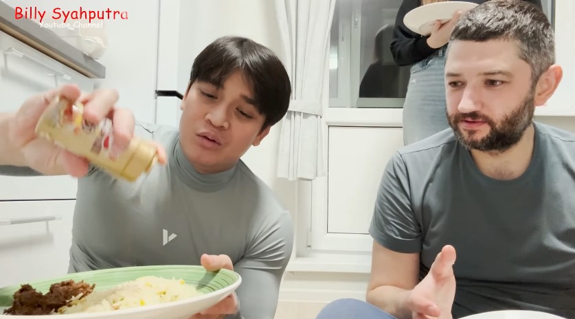 Billy Syahputra tak gengsi masak di rumah pacar bule di Belarus, 9 potret dapurnya mungil tapi compact
