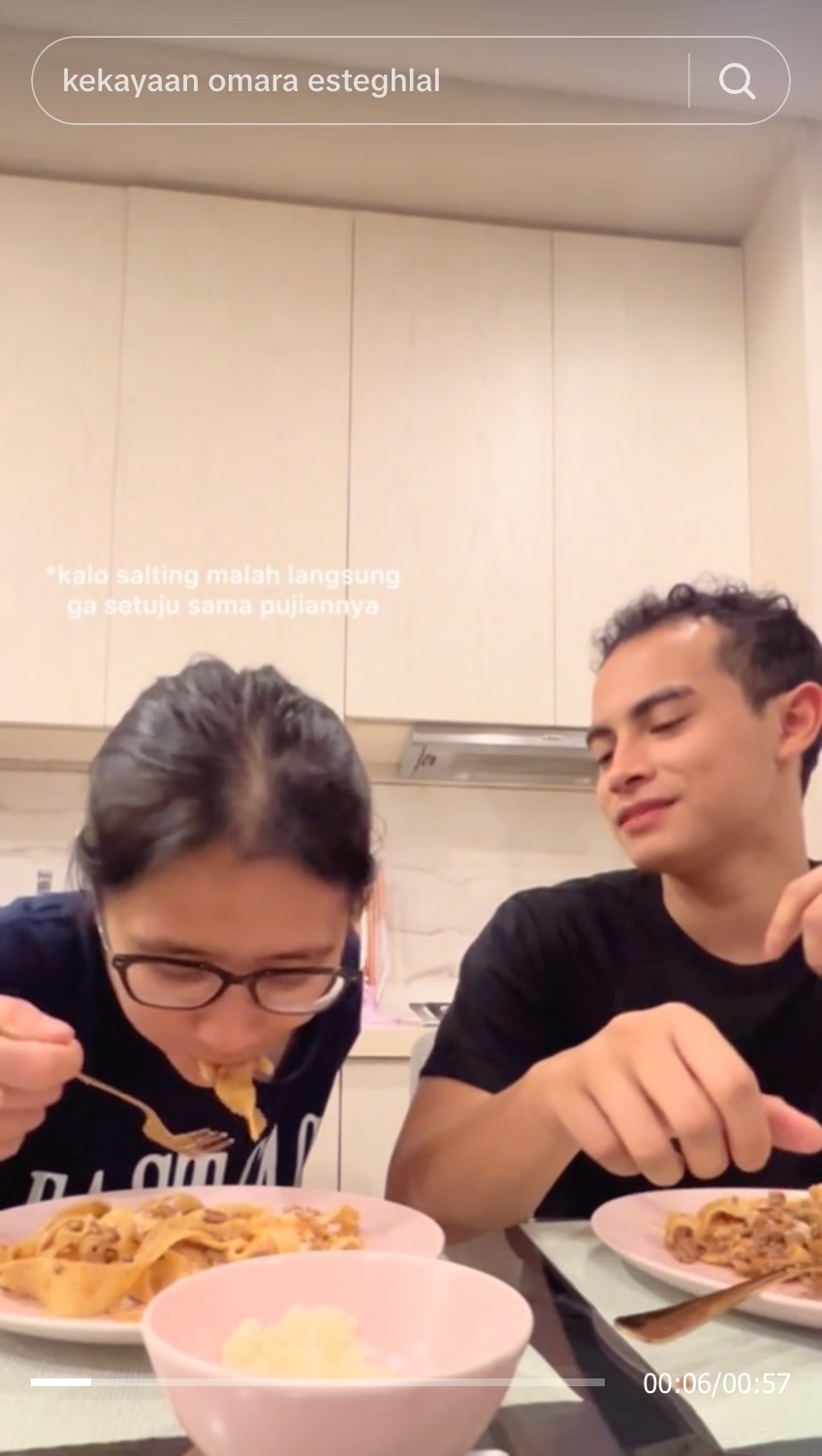 Momen Omara Esteghlal makan bareng Prilly Latuconsina ini bikin salfok, disebut mirip Ashraf Sinclair