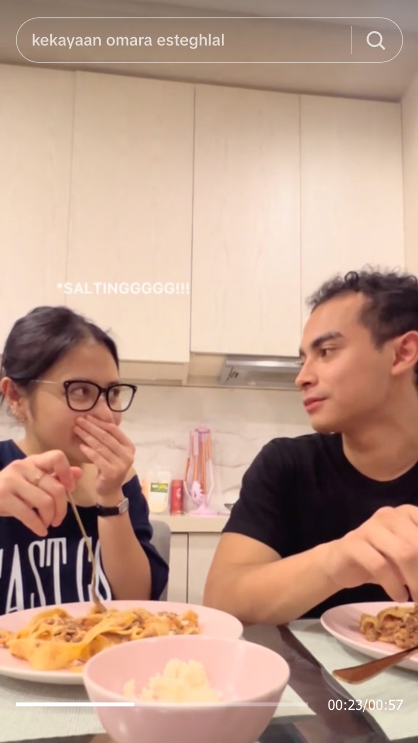 Momen Omara Esteghlal makan bareng Prilly Latuconsina ini bikin salfok, disebut mirip Ashraf Sinclair