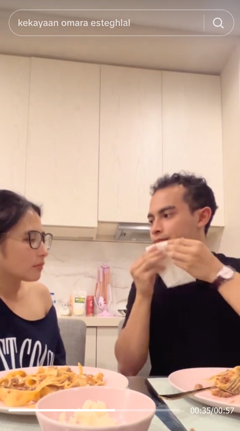 Momen Omara Esteghlal makan bareng Prilly Latuconsina ini bikin salfok, disebut mirip Ashraf Sinclair