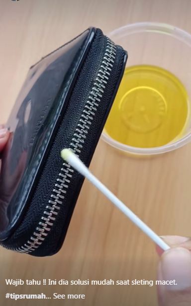 Tanpa digosok lilin, ini trik memperbaiki resleting dompet macet cuma butuh 1 bahan dapur