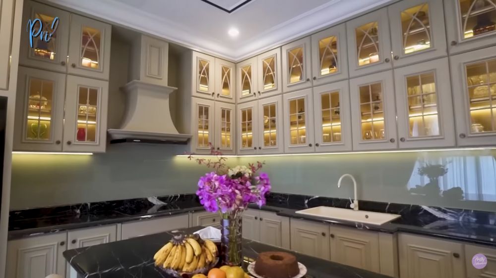 Rumah Prilly Latuconsina ditaksir Rp 20M, 11 potret dapurnya ada ruang makan bak restoran bintang 5