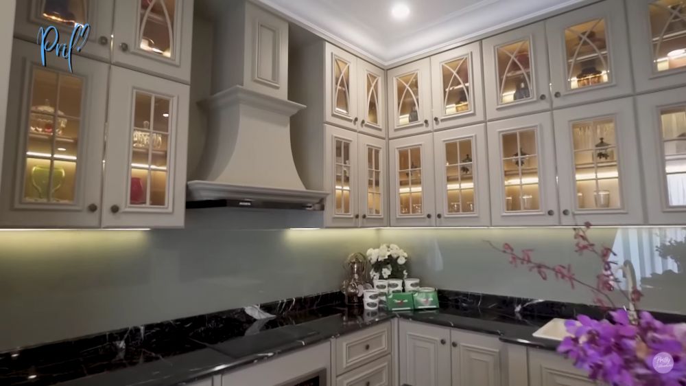 Rumah Prilly Latuconsina ditaksir Rp 20M, 11 potret dapurnya ada ruang makan bak restoran bintang 5