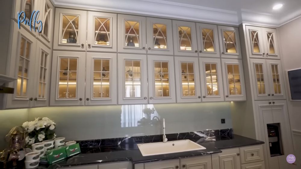 Rumah Prilly Latuconsina ditaksir Rp 20M, 11 potret dapurnya ada ruang makan bak restoran bintang 5