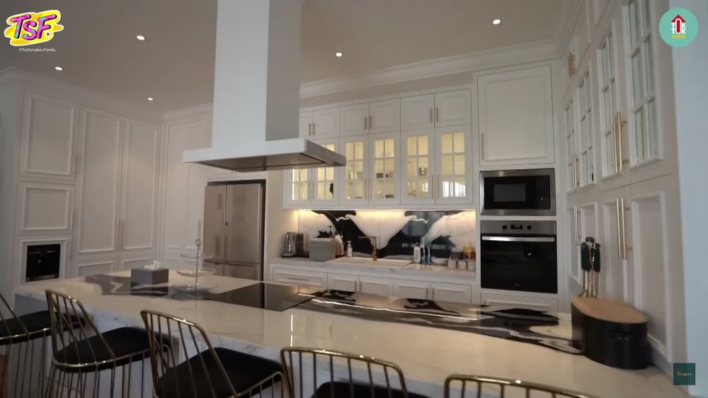 Ada mini bar, ini 10 potret dapur Zaskia Sungkar dan Irwansyah di lantai 3 rumah mewah bak apartemen