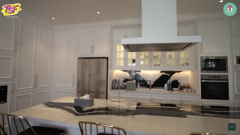 Ada mini bar, ini 10 potret dapur Zaskia Sungkar dan Irwansyah di lantai 3 rumah mewah bak apartemen