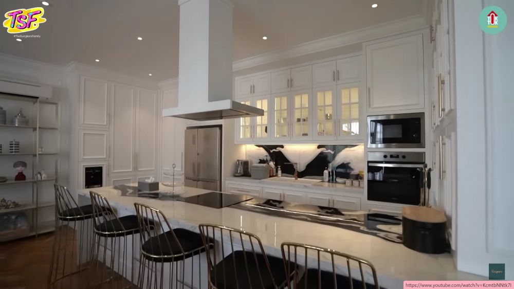 Ada mini bar, ini 10 potret dapur Zaskia Sungkar dan Irwansyah di lantai 3 rumah mewah bak apartemen