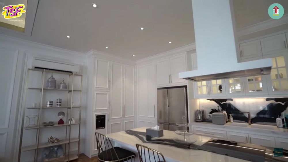 Ada mini bar, ini 10 potret dapur Zaskia Sungkar dan Irwansyah di lantai 3 rumah mewah bak apartemen