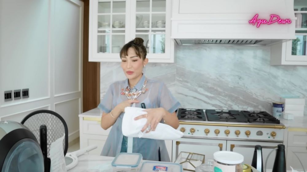 Punya kompor Rp 500 juta, intip 10 potret dapur mewah Ayu Dewi di rumah barunya yang berlapis marmer