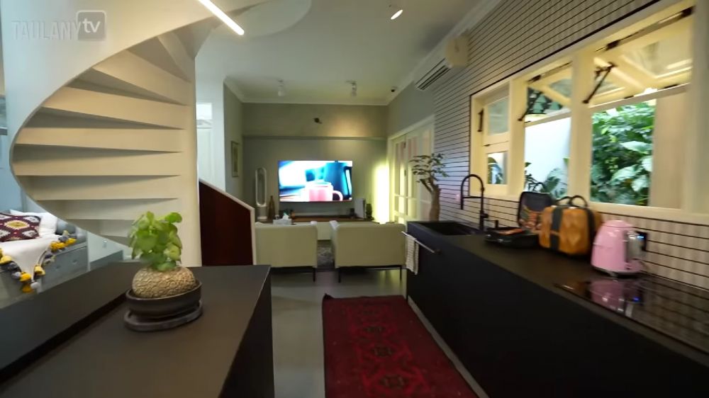 Desain minimalis dan tanpa sekat, intip 10 potret dapur Sharena dan Ryan Delon