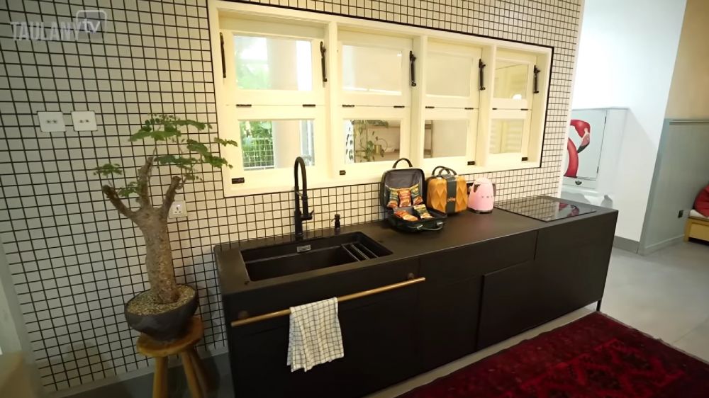 Desain minimalis dan tanpa sekat, intip 10 potret dapur Sharena dan Ryan Delon