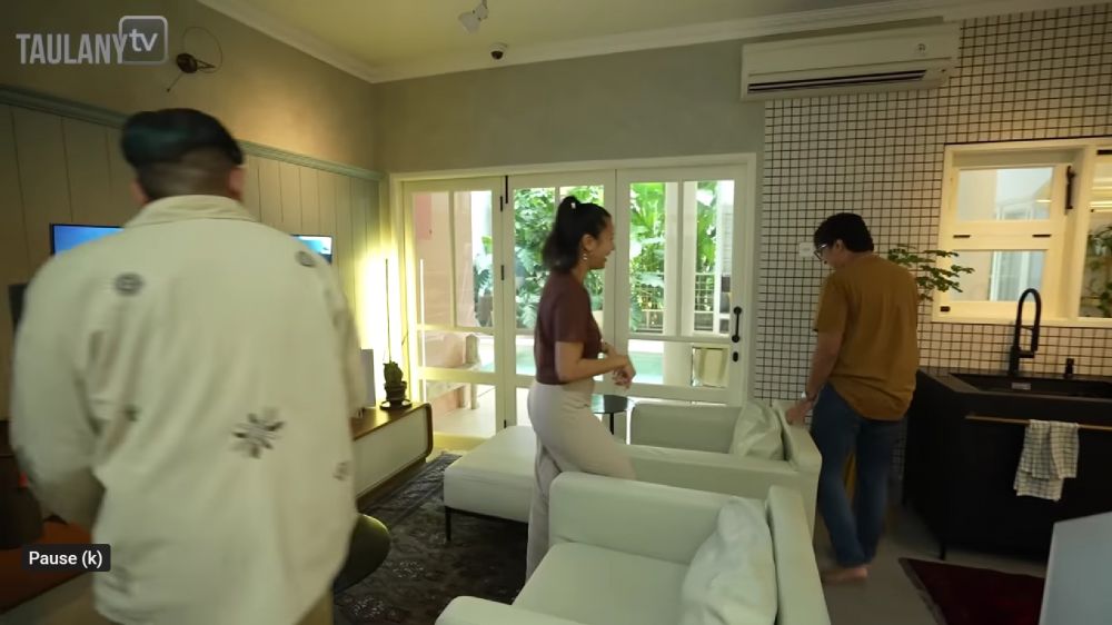 Desain minimalis dan tanpa sekat, intip 10 potret dapur Sharena dan Ryan Delon