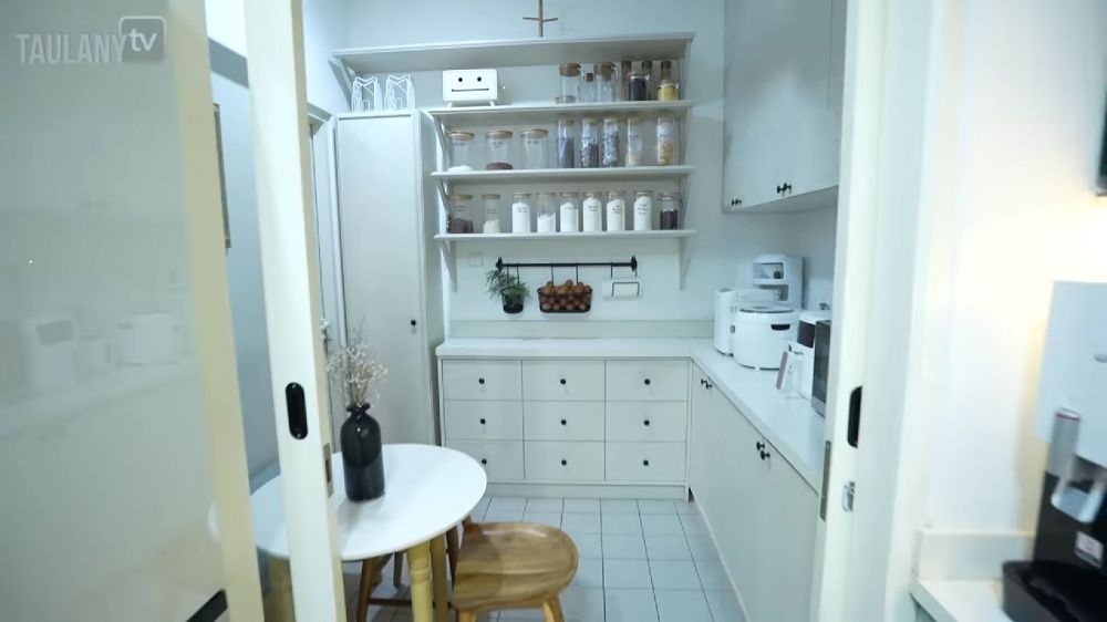 Desain minimalis dan tanpa sekat, intip 10 potret dapur Sharena dan Ryan Delon