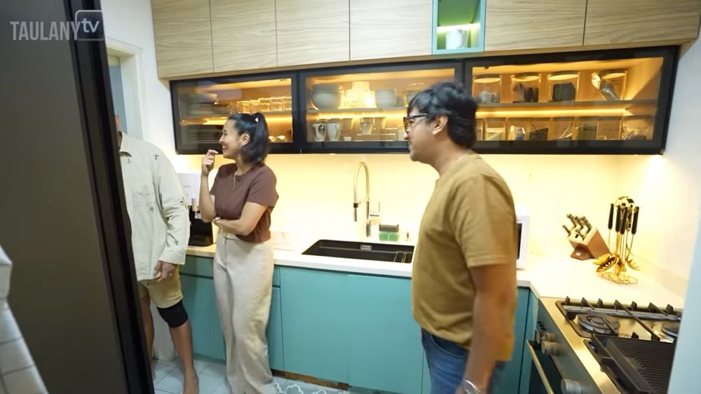 Desain minimalis dan tanpa sekat, intip 10 potret dapur Sharena dan Ryan Delon