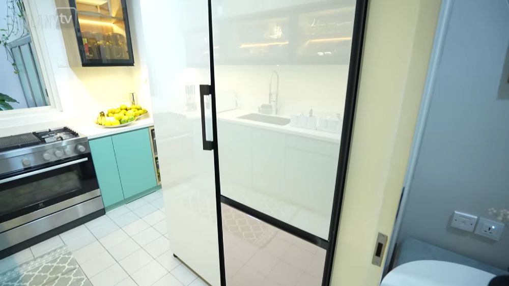 Desain minimalis dan tanpa sekat, intip 10 potret dapur Sharena dan Ryan Delon