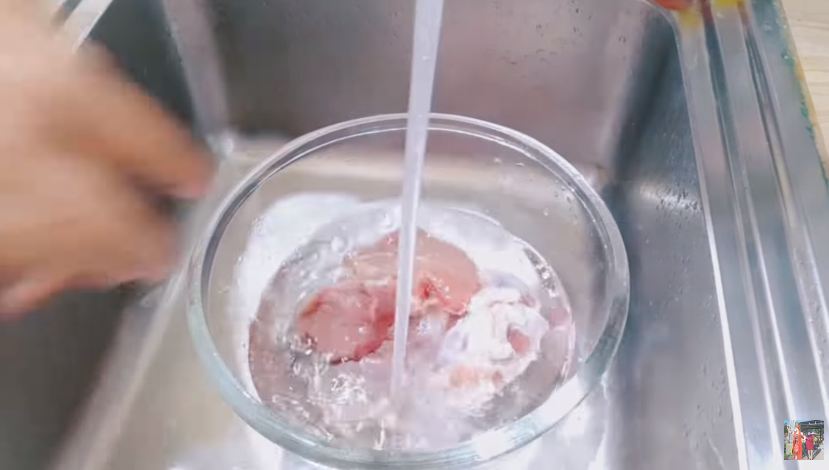 Trik mengempukkan daging sapi tanpa presto dalam 12 menit, cuma andalkan dua bahan dapur