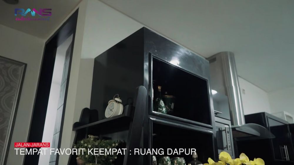 Tak lagi hidup susah kini punya rumah megah, 8 potret dapur Soimah, ada meja mewah tapi jarang dipakai