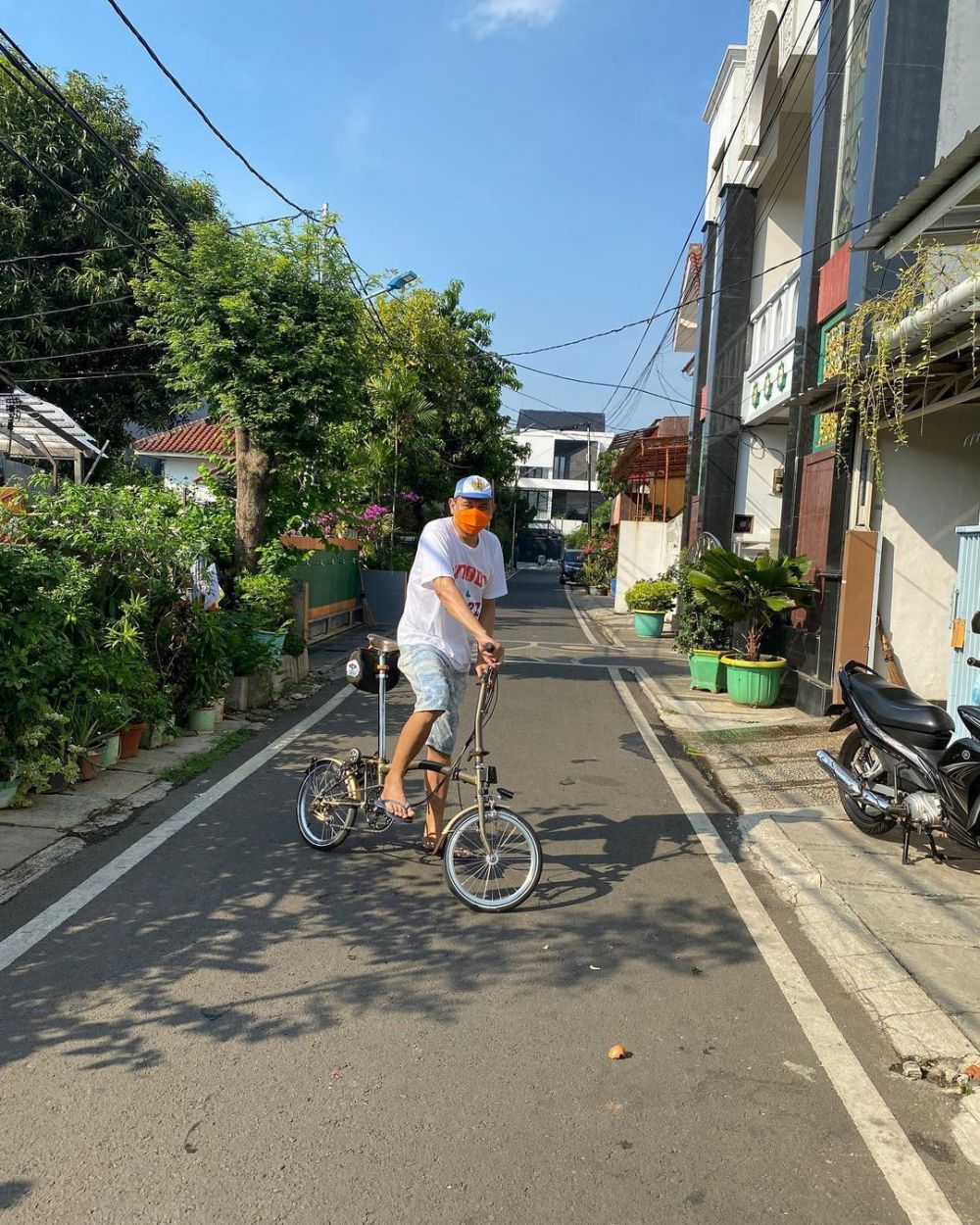 11 Potret rumah Cak Lontong yang letaknya mepet masjid, jauh dari kesan mewah