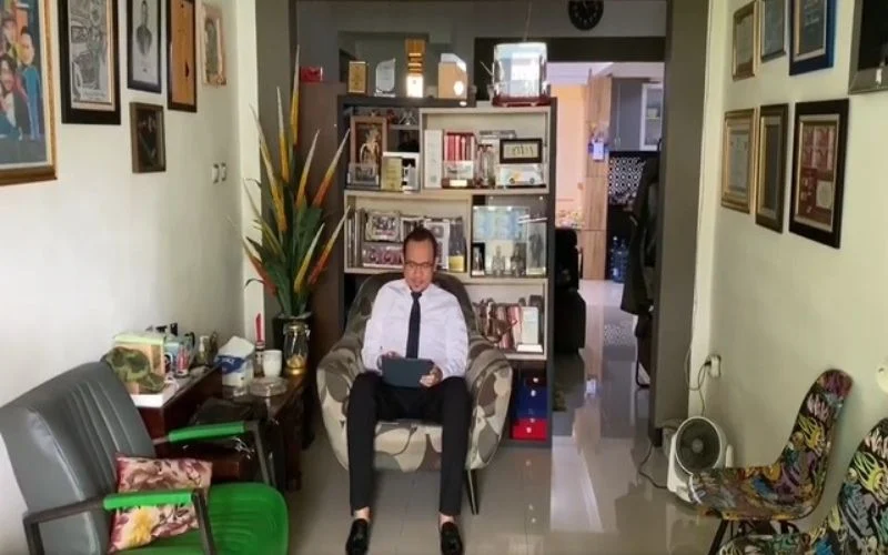 11 Potret rumah Cak Lontong yang letaknya mepet masjid, jauh dari kesan mewah