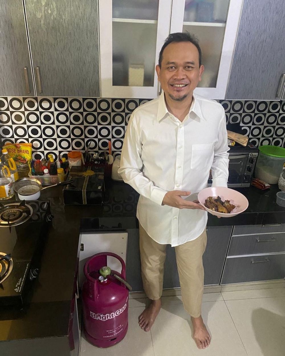 11 Potret rumah Cak Lontong yang letaknya mepet masjid, jauh dari kesan mewah