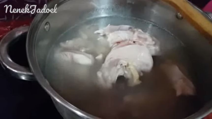 Trik merebus ayam potong agar tidak amis, kesat, dan bebas lemak meski tak pakai cuka