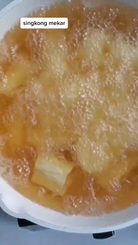 Trik membuat singkong goreng mekar dan renyah tahan lama dengan satu bahan tambahan