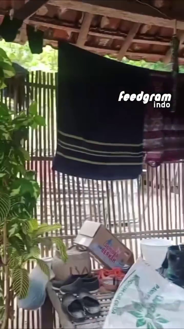 Berdinding bambu, 7 potret rumah guru yang motornya dibakar siswa gegara tersinggung ini bikin miris